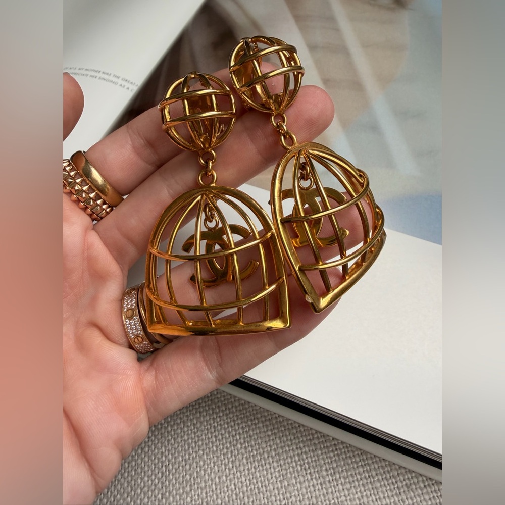 24K gold plated CHANEL vintage caged CC clip on earrings 1993, Rihanna - Picture 6 of 14